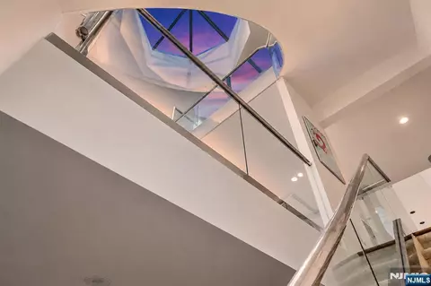 Entry Way - 14 E Hill Ct, Cresskill, NJ 07626 photo 4 of 9