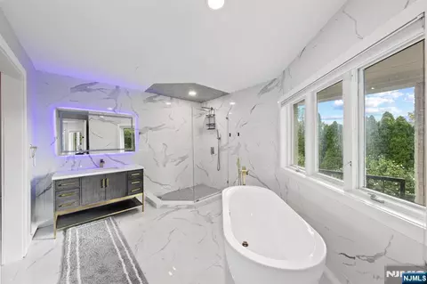 Bath - 14 E Hill Ct, Cresskill, NJ 07626 photo 3 of 5