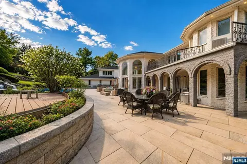 Exterior - 14 E Hill Ct, Cresskill, NJ 07626 photo 4 of 11