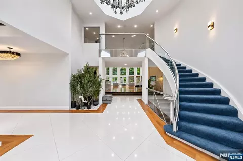 Entry Way - 14 E Hill Ct, Cresskill, NJ 07626 photo 1 of 9