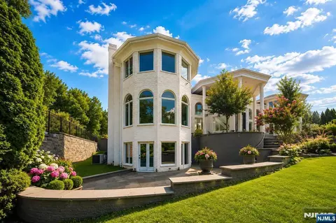 Exterior - 14 E Hill Ct, Cresskill, NJ 07626 photo 9 of 11