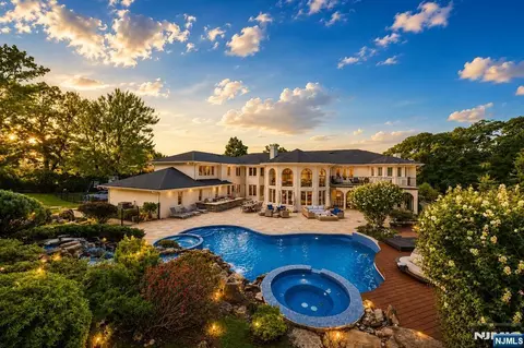 Exterior - 14 E Hill Ct, Cresskill, NJ 07626 photo 7 of 11