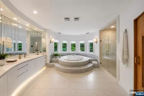Bath - 14 E Hill Ct, Cresskill, NJ 07626 photo 2 of 5