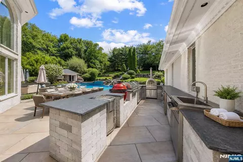 Kitchen - 14 E Hill Ct, Cresskill, NJ 07626 photo 1 of 3
