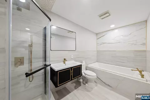 Bath - 14 E Hill Ct, Cresskill, NJ 07626 photo 4 of 5