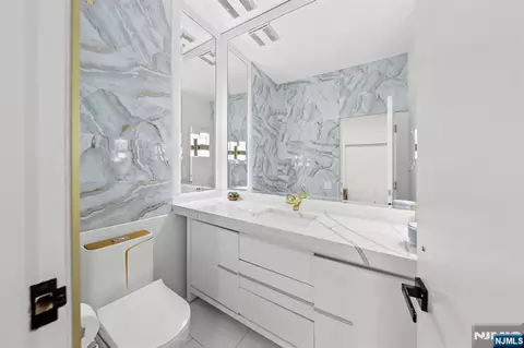 Bath - 14 E Hill Ct, Cresskill, NJ 07626 photo 1 of 5