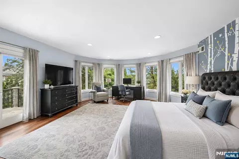 Bedroom - 14 E Hill Ct, Cresskill, NJ 07626 photo 2 of 5