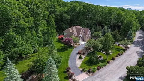 26 Stonehedge Dr, Hardyston, NJ 07460