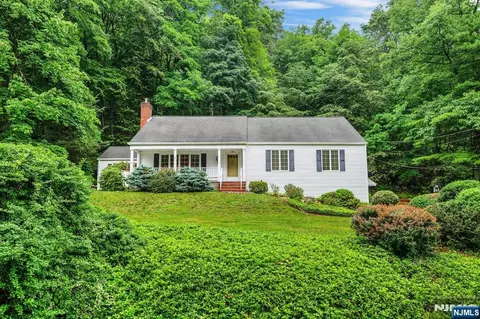 50 Rockledge Rd, Montville, NJ 07045