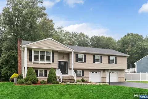 69 Forest Dr, Pompton Plains, NJ 07444