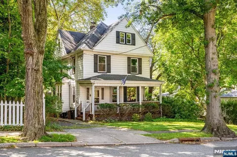 194 Christie Heights St, Leonia, NJ 07605