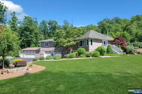 1034 Green Pond Rd, Newfoundland, NJ 07435