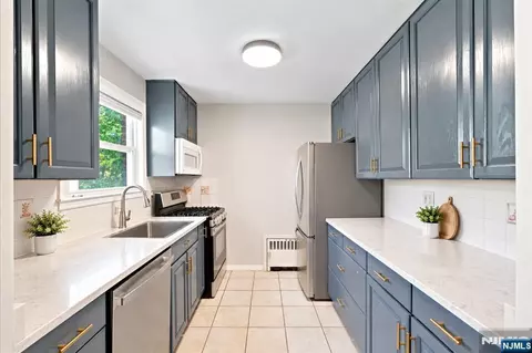 9-06 6th St, Fair Lawn, NJ 07410