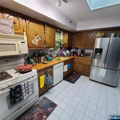 Kitchen - 3 Hooks Ln, Edgewater, NJ 07020 photo 3 of 3