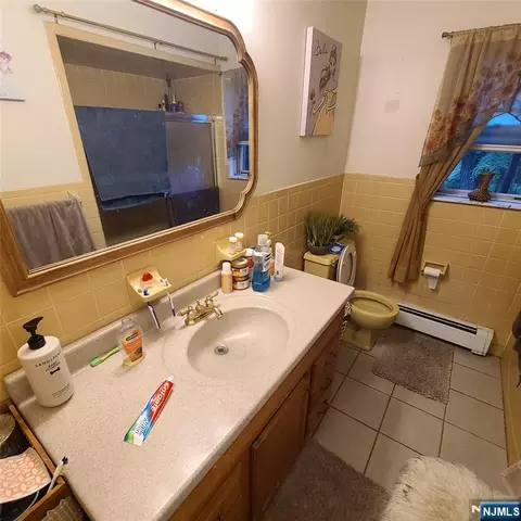 Bath - 3 Hooks Ln, Edgewater, NJ 07020 photo 2 of 6