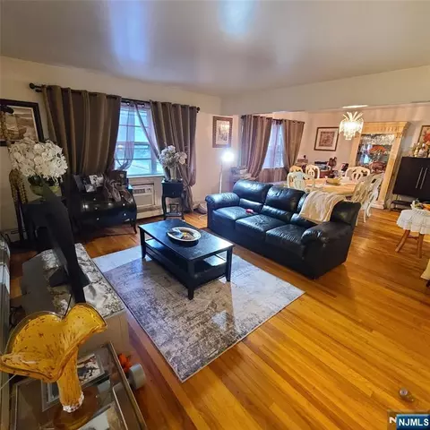 Living - 3 Hooks Ln, Edgewater, NJ 07020 photo 4 of 5