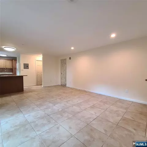 Living - 3 Hooks Ln, Edgewater, NJ 07020 photo 1 of 5