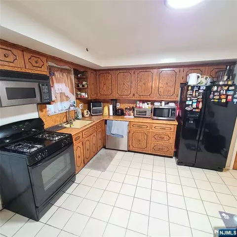 Kitchen - 3 Hooks Ln, Edgewater, NJ 07020 photo 2 of 3