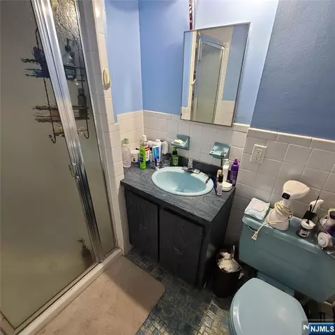 Bath - 3 Hooks Ln, Edgewater, NJ 07020 photo 6 of 6