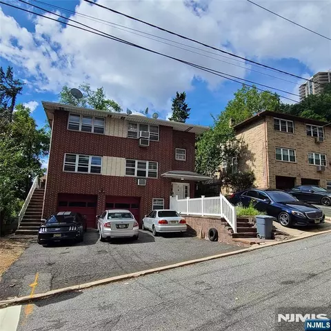 3 Hooks Ln, Edgewater, NJ 07020