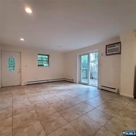 Living - 3 Hooks Ln, Edgewater, NJ 07020 photo 2 of 5