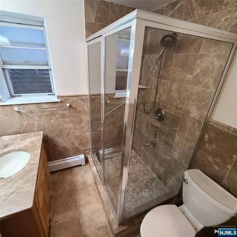 Bath - 3 Hooks Ln, Edgewater, NJ 07020 photo 1 of 6
