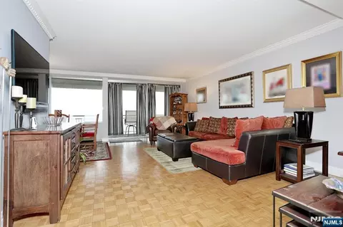 4 Horizon Rd #815, Fort Lee, NJ 07024