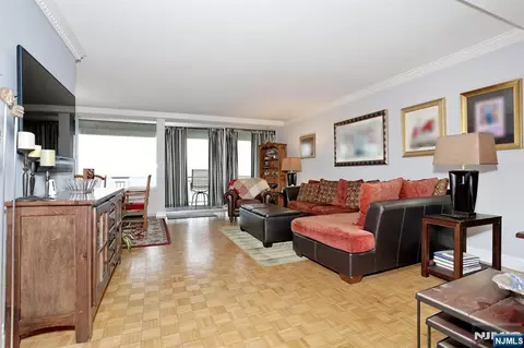 4 Horizon Rd #815, Fort Lee, NJ 07024