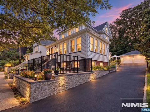 25 1st St, Ridgefield Park, NJ 07660