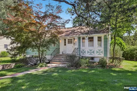 984 Crystal Lake Ter, Franklin Lakes, NJ 07417