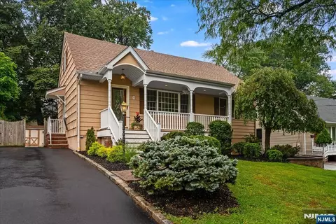 15 Oak Ln, Verona, NJ 07044