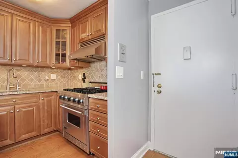 Entry Way - 277 Prospect Ave #18H, Hackensack, NJ 07601 photo 2 of 3