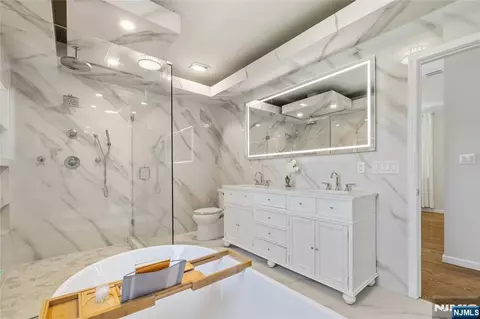 Bath - 331 Elmwood Dr, Paramus, NJ 07652 photo 2 of 5