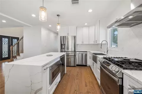 Kitchen - 331 Elmwood Dr, Paramus, NJ 07652 photo 2 of 3
