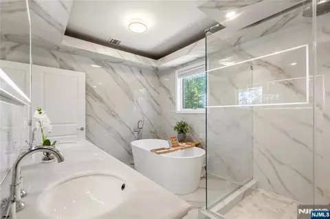 Bath - 331 Elmwood Dr, Paramus, NJ 07652 photo 3 of 5