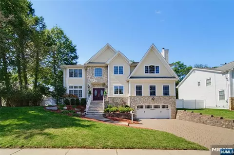 52 Robinhood Ave, Closter, NJ 07624