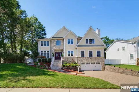 52 Robinhood Ave, Closter, NJ 07624