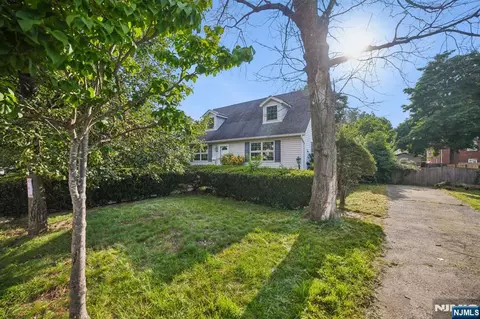 1161 Summit Ave, Teaneck, NJ 07666