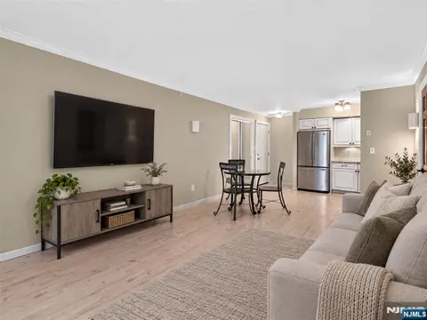 1510 Faulkner Ct, Mahwah, NJ 07430