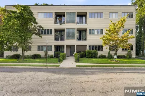 24 Crest St #2C, Westwood, NJ 07675