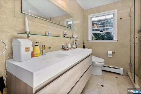 Bath - 318 Briarcliff Ln, Paramus, NJ 07652 photo 4 of 6