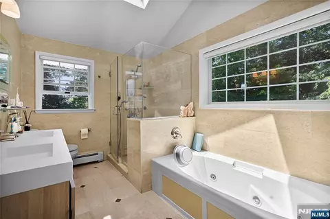 Bath - 318 Briarcliff Ln, Paramus, NJ 07652 photo 3 of 6
