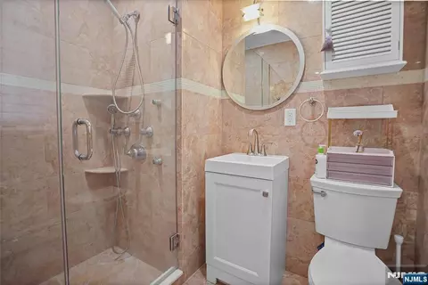 Bath - 318 Briarcliff Ln, Paramus, NJ 07652 photo 2 of 6