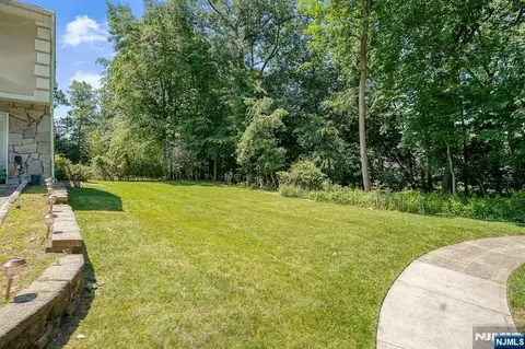 Exterior - 318 Briarcliff Ln, Paramus, NJ 07652 photo 6 of 7