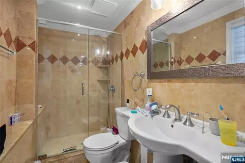 Bath - 318 Briarcliff Ln, Paramus, NJ 07652 photo 6 of 6