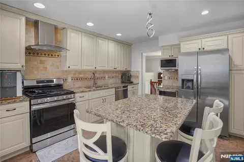 Kitchen - 318 Briarcliff Ln, Paramus, NJ 07652 photo 2 of 3