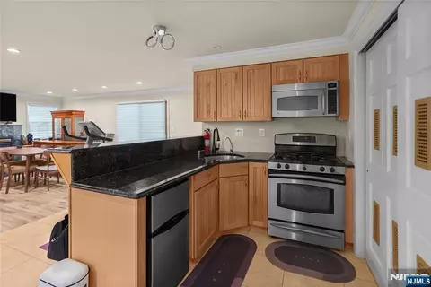 Kitchen - 318 Briarcliff Ln, Paramus, NJ 07652 photo 3 of 3