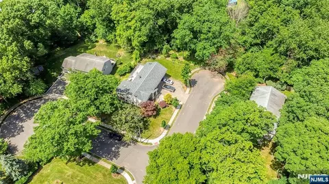 View/Area - 318 Briarcliff Ln, Paramus, NJ 07652 photo 2 of 3