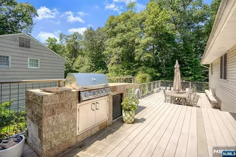 Exterior - 318 Briarcliff Ln, Paramus, NJ 07652 photo 2 of 7