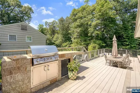 Exterior - 318 Briarcliff Ln, Paramus, NJ 07652 photo 3 of 7